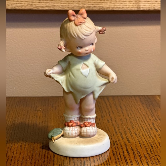 Memories Of Yesterday Mommy I Teared It Figurine Lucie Attwell Ltd 1987 - Picture 1 of 6